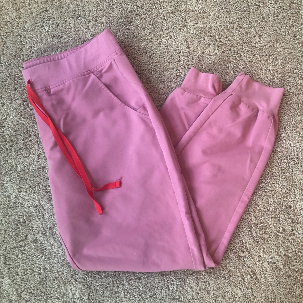 LE Chalk Pink Figs Scrubs: L Zamora / M Catarina